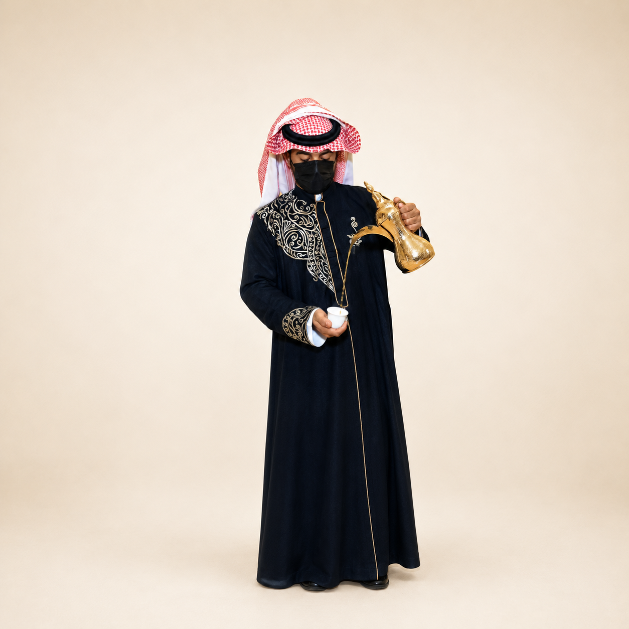 مضيف بالزي السعودي